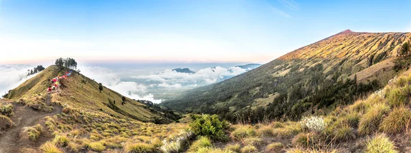 Panorama mountain view bulut ve mavi gökyüzü yukarıda. Rinjani dağın, Lombok Adası, Endonezya.