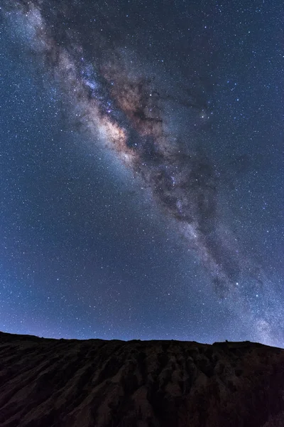 Calea Lactee e clar. Calea Lactee deasupra vârfului muntelui Rinjani pe cerul nopţii. Insula Lombok, Indonezia . — Fotografie, imagine de stoc