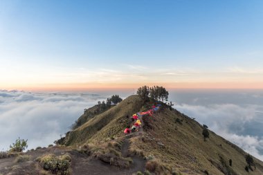 Gün batımında Mount Rinjani krater kenarında kamp ücreti. Lombok Adası, Endonezya.