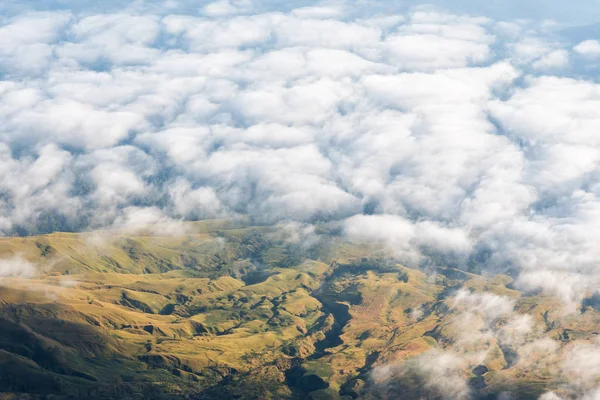 Mount Rinjani zirvesine üzerinden sabahı hava görünümünü dağ Vadisi. Lombok Adası, Endonezya.