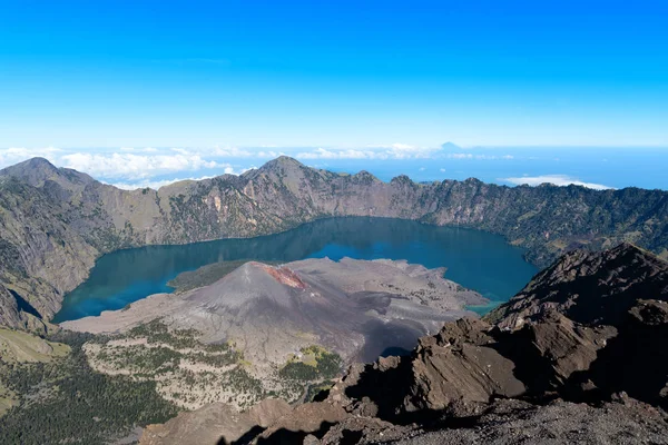 Scenario del Monte Rinjani, vulcano attivo e lago cratere dalla cima, Lombok - Indonesia . — Foto Stock