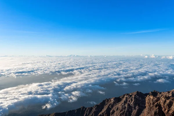 Θέα σαφώς ουρανό πάνω από το σύννεφο με την Ανατολή από τη σύνοδο κορυφής του όρους Rinjani, νησί της Lombok, Ινδονησία. — Φωτογραφία Αρχείου