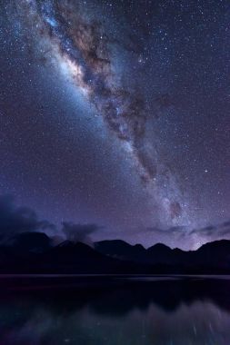 Samanyolu manzara. Samanyolu içinde gece gökyüzü üzerinde Rinjani Dağı krater Gölü Segara Anak yukarıda açıkça. Lombok Adası, Endonezya.