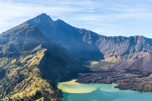 aktif yanardağ Baru Jari, göl Segara Anak ve Rinjani Dağı'nın Zirvesi manzara. Lombok Adası, Endonezya.