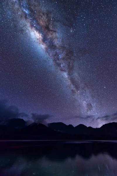 Paesaggio della Via Lattea. Chiaramente Via Lattea sopra il lago Segara Anak all'interno del cratere di montagna Rinjani sul cielo notturno. Isola di Lombok, Indonesia . — Foto Stock