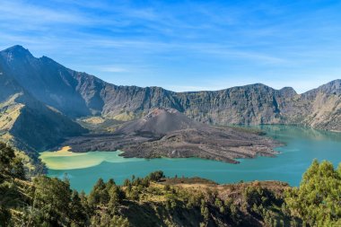 aktif yanardağ Baru Jari, göl Segara Anak ve Rinjani Dağı'nın Zirvesi manzara. Lombok Adası, Endonezya.