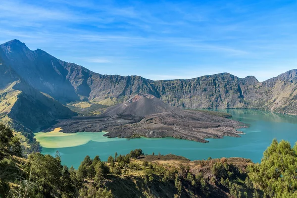 aktif yanardağ Baru Jari, göl Segara Anak ve Rinjani Dağı'nın Zirvesi manzara. Lombok Adası, Endonezya.