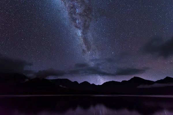 Milky Way τοπίο. Σαφώς Milky way παραπάνω Segara Anak λίμνη μέσα σε κρατήρα στο βουνό Rinjani στον νυχτερινό ουρανό. Νησί της Lombok, Ινδονησία. — Φωτογραφία Αρχείου