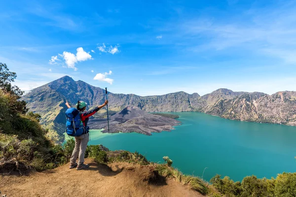 Wanderin genießt mit Vulkan Baru Jari, Segara-Anak-See und Mount Rinjani Gipfelblick nach abgeschlossener Besteigung — Stockfoto