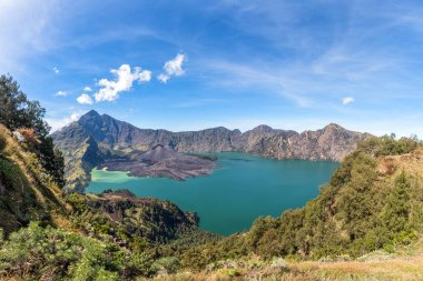 Panorama manzara aktif yanardağ Baru Jari, göl Segara Anak ve Rinjani Dağı'nın Zirvesi. Lombok Adası, Endonezya.