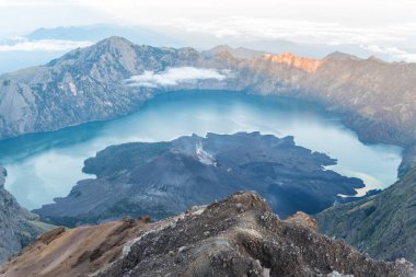 Mount Rinjani, aktif yanardağ ve krater Gölü toplayan gündoğumu, Lombok - Endonezya Zirvesi'nde üzerinden.