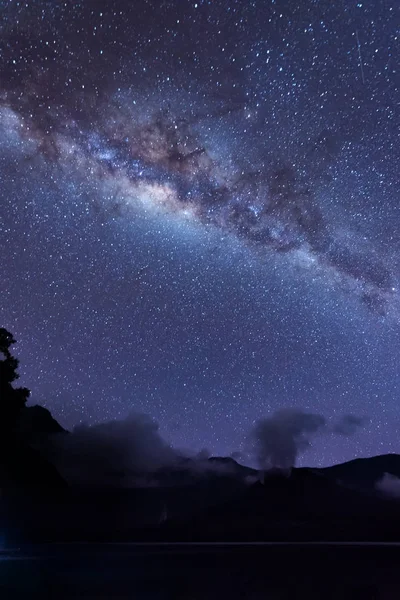 Calea Lactee peisaj. În mod clar Calea Lactee deasupra lacului Segara Anak în interiorul craterului muntelui Rinjani pe cerul nopții. Insula Lombok, Indonezia . — Fotografie, imagine de stoc