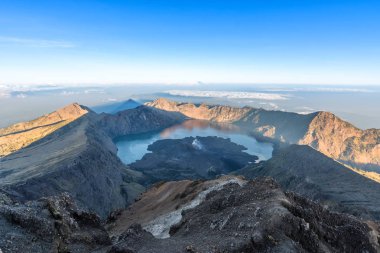 Mount Rinjani, aktif yanardağ ve krater Gölü toplayan gündoğumu, Lombok - Endonezya Zirvesi'nde üzerinden.