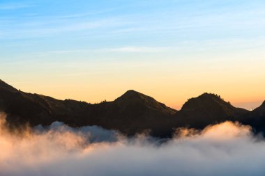 Günbatımı dağ ve bulut Mount Rinjani, Lombok Adası, Endonezya, yukarıda.