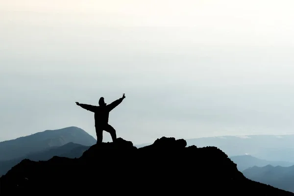 Siluett av man sprida hand ovanpå berg, Mount Rinjani, ön Lombok, Indonesien — Stockfoto