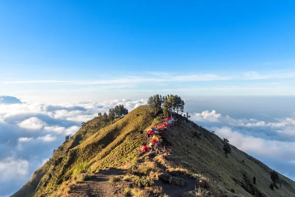 Gün batımında Mount Rinjani krater kenarında kamp ücreti. Lombok kurtarmasından, Endonezya.