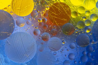 Suda daireler ve yağ kabarcıkları var. Yakın plan.