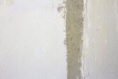 Ortasında şerit olan beton alçılı duvar.