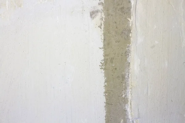 Ortasında şerit olan beton alçılı duvar.