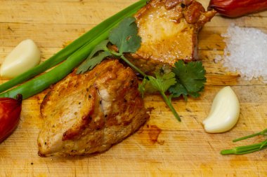 Ahşap arka planda baharatlı ve otlu biftek fileto..