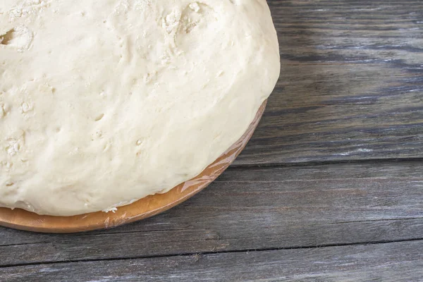 面包或披萨的酵母面团已经长大或经过测试 — 图库照片