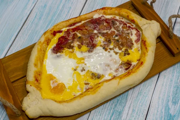 Traditionell Turkisk Ugnsbakad Pidform Mellanösternsnacks Turkisk Pizza Pip Med Kött — Stockfoto