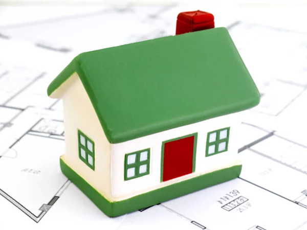 Miniaturowe domy hipotecznych i nieruchomości inwestycyjnych lub ubezpieczeń majątkowych — Zdjęcie stockowe