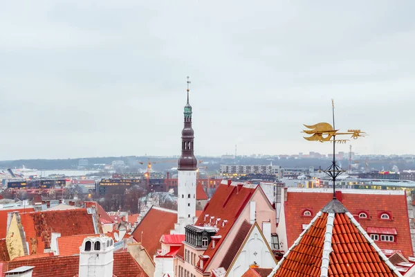 Вид с воздуха на старый и современный город, Таллинн — стоковое фото