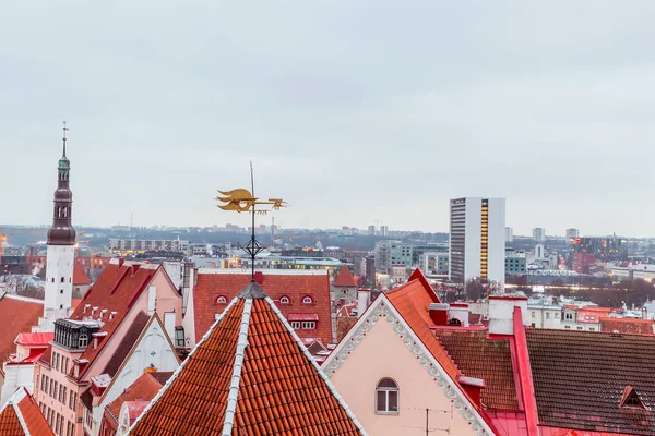 Vue aérienne de la vieille ville moderne, Tallinn — Photo