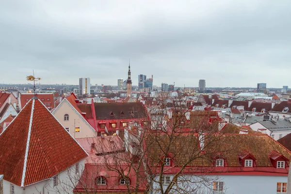 Вид с воздуха на старый и современный город, Таллинн — стоковое фото
