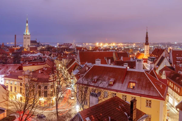 Vista aérea de la ciudad antigua y moderna, Tallin —  Fotos de Stock