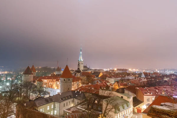 Vista aérea de la ciudad antigua y moderna, Tallin — Foto de Stock