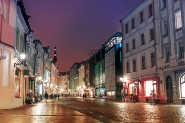 Sokağın Tallinn Estonya gece görünümü