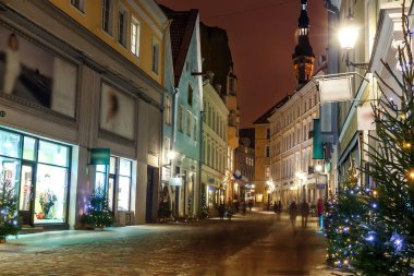 Sokağın Tallinn Estonya gece görünümü