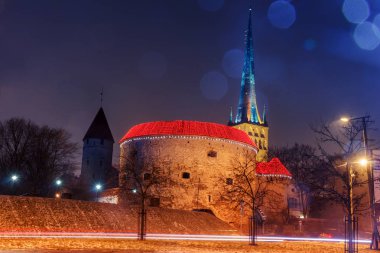 Sokağın Tallinn Estonya gece görünümü