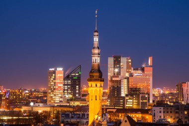 Sokağın Tallinn Estonya gece görünümü