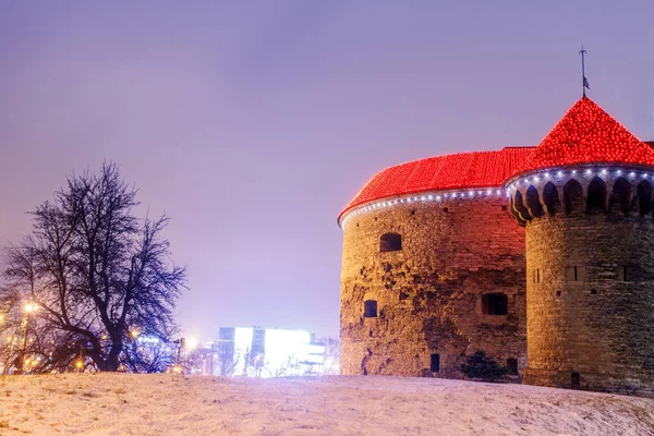 Sokağın Tallinn Estonya gece görünümü