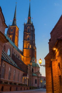 Akşam sokakları ve Polonya 'daki Wroclaw Katedrali manzarası