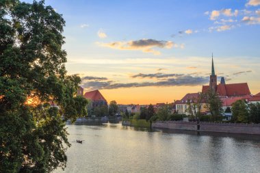 Odra Nehri üzerinde gün batımı ve Wroclaw Polonya 'nın tarihi kısmı