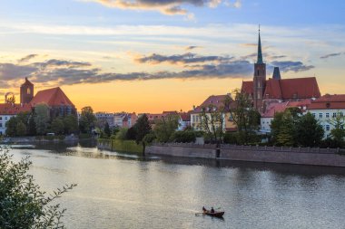 Odra Nehri üzerinde gün batımı ve Wroclaw Polonya 'nın tarihi kısmı