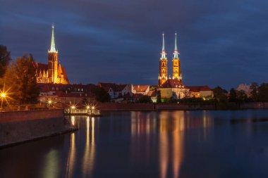 Akşam sokakları ve Polonya 'daki Wroclaw Katedrali manzarası