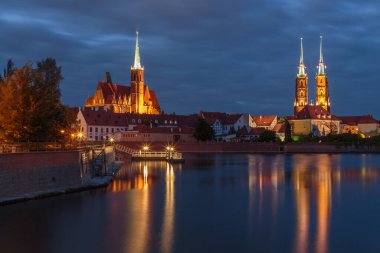 Akşam sokakları ve Polonya 'daki Wroclaw Katedrali manzarası