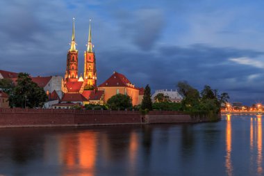Akşam sokakları ve Polonya 'daki Wroclaw Katedrali manzarası