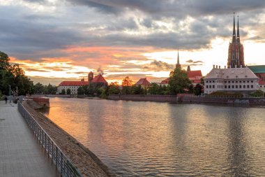 Odra Nehri üzerinde gün batımı ve Wroclaw Polonya 'nın tarihi kısmı