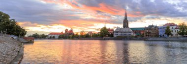 Odra Nehri üzerinde gün batımı ve Wroclaw Polonya 'nın tarihi kısmı