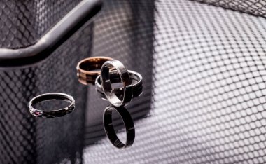 Tablo yansıma ve şık gri arka plan ile altın, gümüş, Platin yakın çekim grup güzel takı yüzük