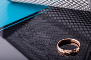 Siyah arka plan üzerine izole esaslarını altın yüzükle. Moda takı.