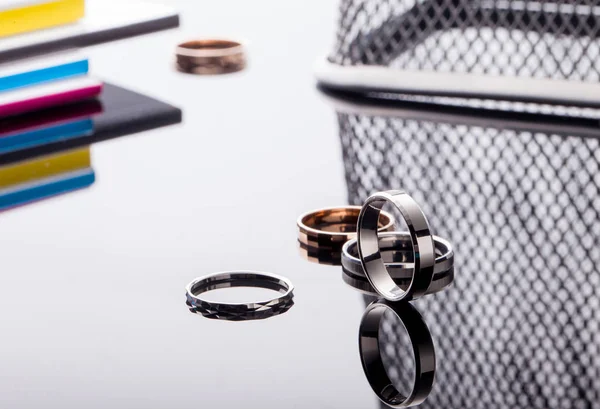 Grupo Hermosos Anillos Joyería Mesa Con Reflejo Con Fondo Moda — Foto de Stock