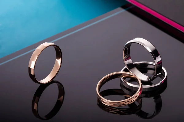 Conjunto Anillos Boda Con Piedras Preciosas Sobre Fondo Brillante Negro — Foto de Stock