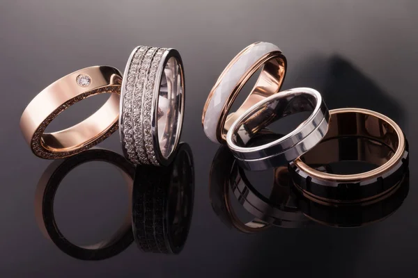 Plata Oro Anillos Platino Diferentes Estilos Sobre Fondo Oscuro Los — Foto de Stock